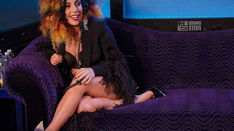 Lady GaGa si v show Howarda Sterna udělala pohodlí